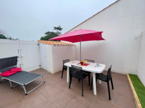Maison rénovée avec piscine chauffée, tennis et parking à 100m des commerces - FR-1-231-330